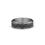 8mm spinner ring silver celtic knot pattern close up