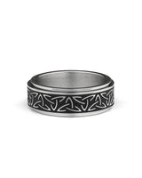 8mm spinner ring silver celtic knot pattern close up